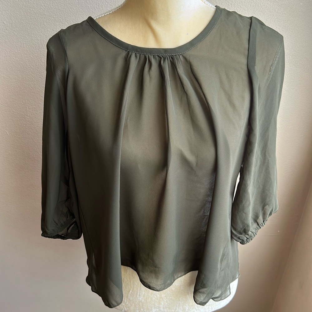 New Women’s Dark Olive Blouse Stylish Overlap Back Sz M Sheer ST3225